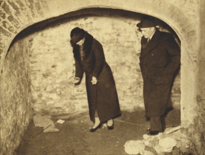 Foto van mevrouw Klein Sprokkelhorst met haar wichelroede in IJsselstein 1937